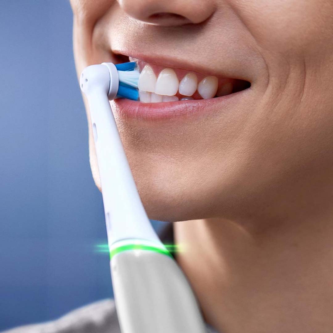 ORAL-B IOM7.1A1.1BD WHITE ALABASTER elektrinis dantų šepetėlis